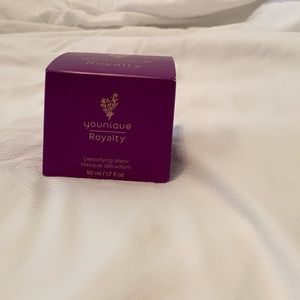 Charcoal Detoxifying Mask.